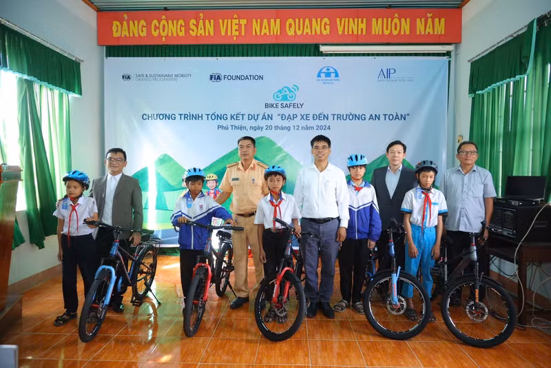 Delegates and students at the ceremony reviewing the ‘Ride Safe – Bike Safety’ programme in Phu Thien District, Gia Lai Province