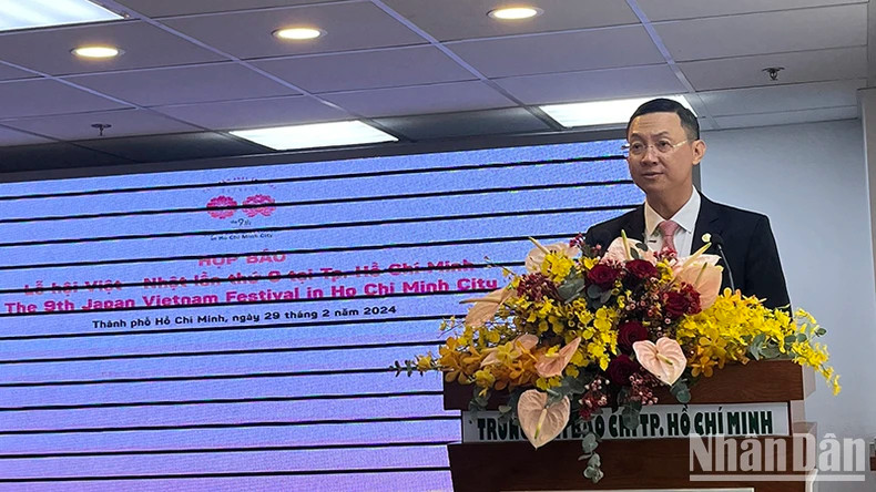 Director of the Ho Chi Minh City Department of External Affairs speaks at the press brief. (Photo: NDO)