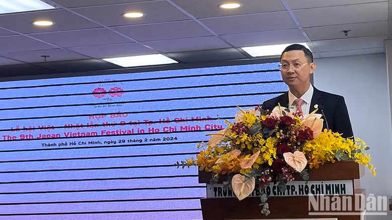 Director of the Ho Chi Minh City Department of External Affairs speaks at the press brief. (Photo: NDO)