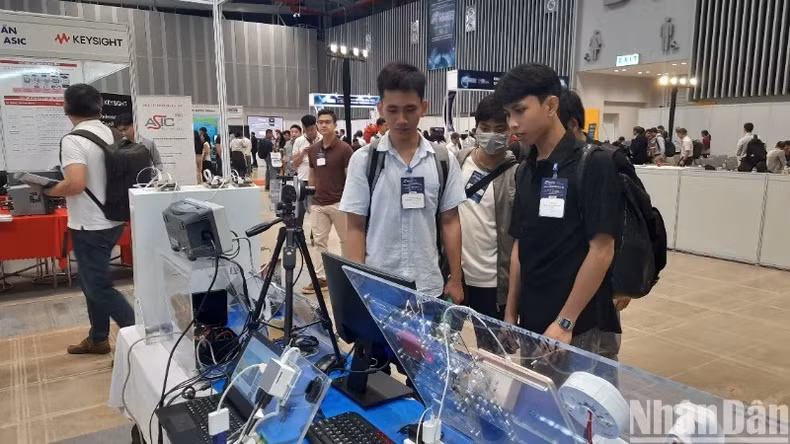 Delegates visit the exhibition