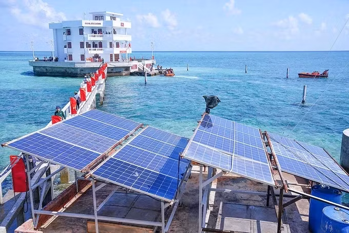 Solar battery system on Da Nam Island. (Photo: DO TRUNG/.sggp.org.vn)