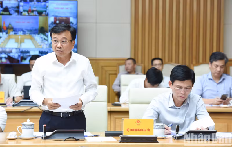 A representative of the Ministry of Transport presents a report on the progress of key transport projects.