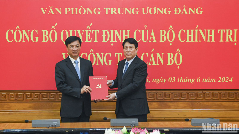 Permanent member of the PCC Secretariat Luong Cuong hands over the Politburo’s Decision to Nguyen Duy Ngoc. (Photo: DUY LINH)