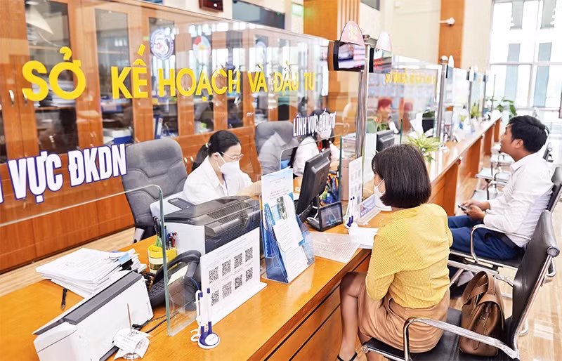 Enterprises carry out administrative procedures at the Bac Giang Provincial Public Administration Service Centre. (Photo: DUY LINH)