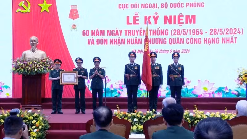 Authorised by the State President, Minister of National Defence Gen. Phan Van Giang (third from left) handed over the order to the department. (Photo: NDO)