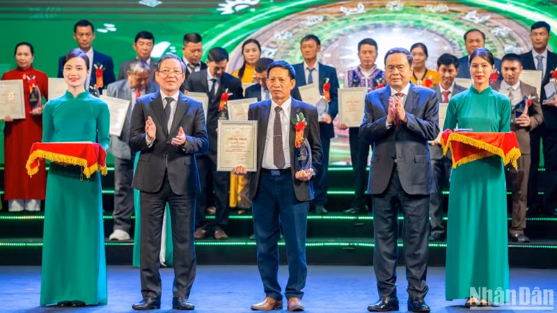 National Assembly Chairman Tran Thanh Man and outstanding farmers honoured at the ceremony. (Photo: NDO)