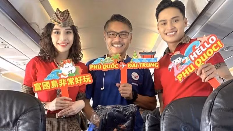 A passenger on the inaugural flight from Phu Quoc to Taichung (Taiwan, China).