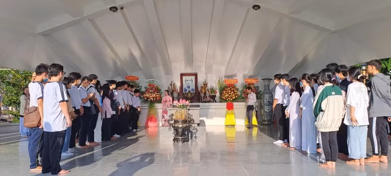 Visitors pay tribute to Nguyen Sinh Sac and tour the memorial site