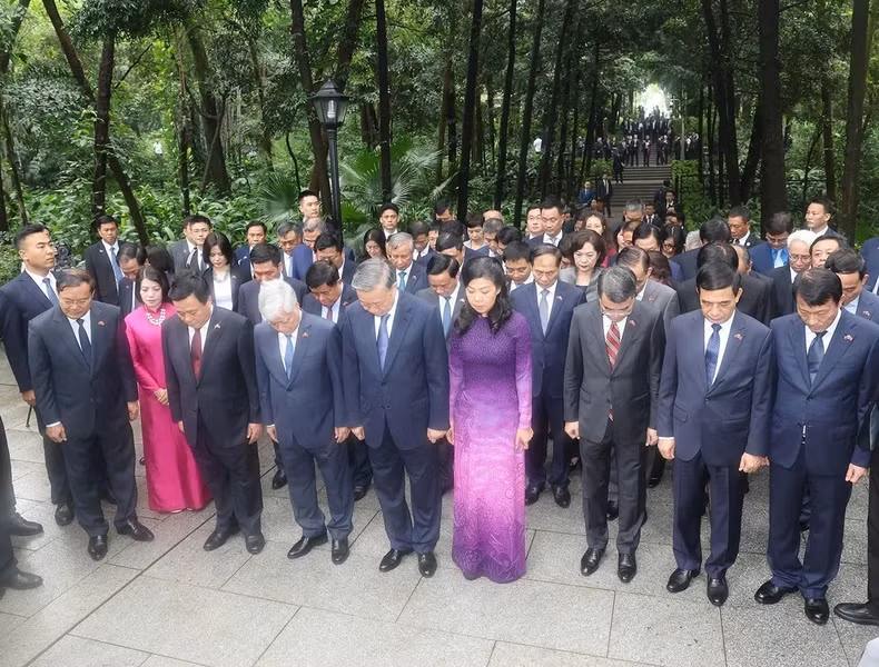 Party General Secretary and State President To Lam, his spouse and a high-ranking delegation of Vietnam pay tribute to martyr Pham Hong Thai at his grave in the Huang Hua Gang Memorial Park. (Photo: VNA)