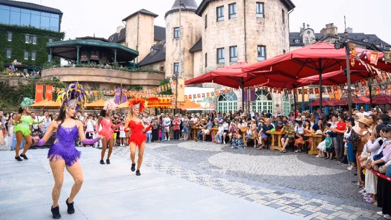 Da Nang with many new tourism products attracts domestic and international visitors.