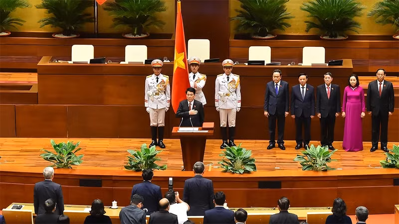 Comrade Luong Cuong takes the oath of office as President of the Socialist Republic of Vietnam for the 2021-2026 term.