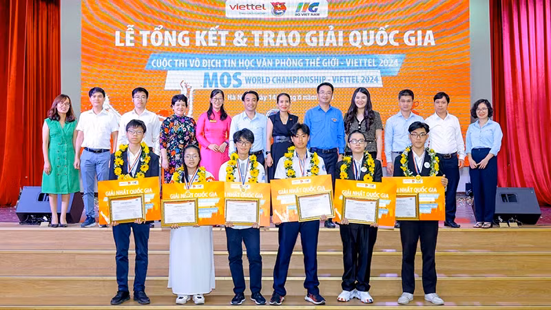 Six champions of the Microsoft Office Specialist (MOS) World Championship - Viettel 2024 receive the tokens of their prizes at the the awards ceremony in Hanoi on June 14. 