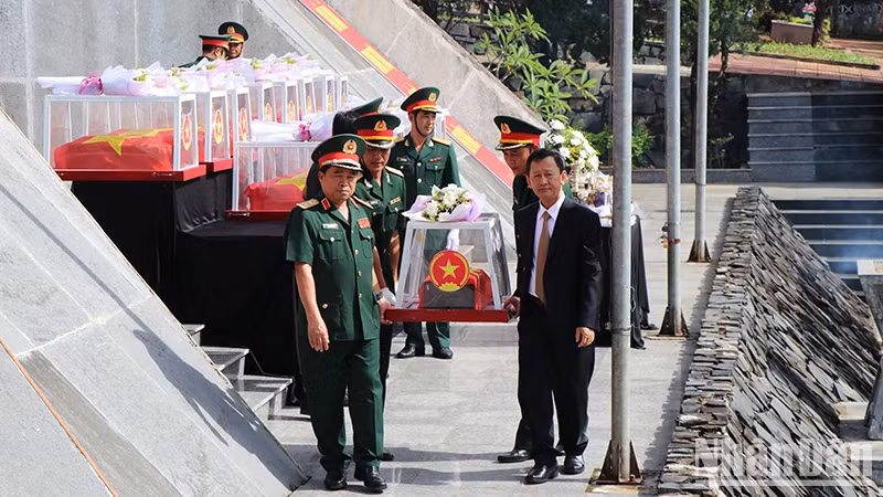 At the memorial and burial ceremony at Ngọc Hoi Martyrs Cemetery on June 6. (Photo: NDO)