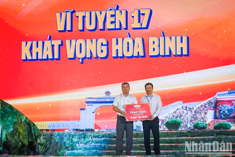 Do Chi Thanh, Deputy General Director of Vietnam Oil and Gas Group, presents gifts worth 500 million VND to families with contributions to the revolution in Vinh Linh District, Quang Tri Province.