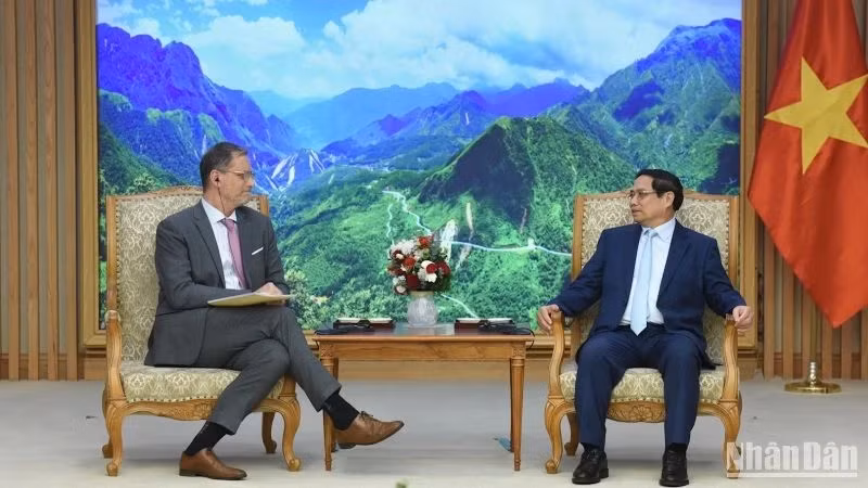 PM Pham Minh Chinh (right) receives French Ambassador Olivier Brochet in Hanoi on April 4. (Photo: VNA)