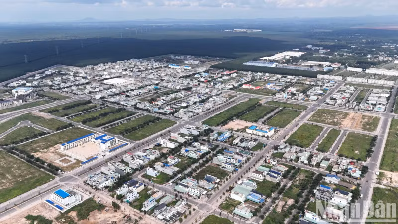 Loc An-Binh Son resettlement area has an area of over 280 hectares in Long Thanh District, Dong Nai Province, with more than 5,000 land lots. The project started construction in April 2020 and was put into use at the end of 2021, serving the resettlement of people who gave up land for Long Thanh Airport.