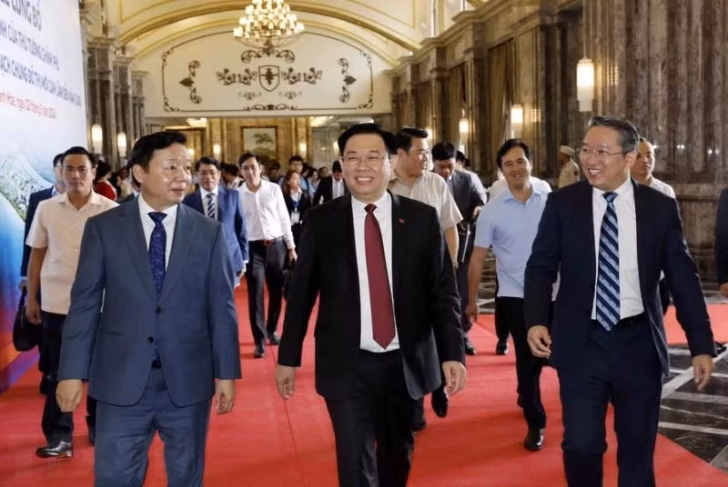 National Assembly Chairman Vuong Dinh Hue, Deputy Prime Minister Tran Hong Ha, and Secretary of Khanh Hoa Provincial Party Committee Nguyen Hai Ninh attend the announcement ceremony. (Photo: VNA)