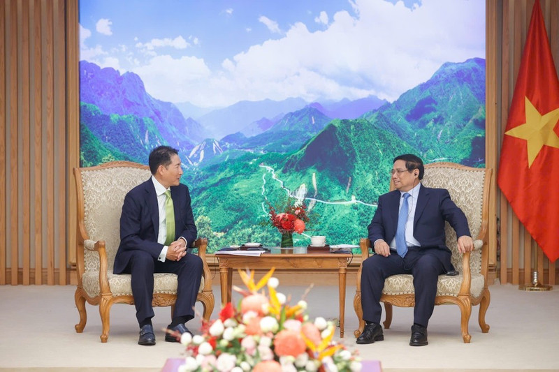 PM Pham Minh Chinh (right) receives Chairman of Hyosung Group Cho Hyun-joon in Hanoi on October 14. (Photo: VNA)