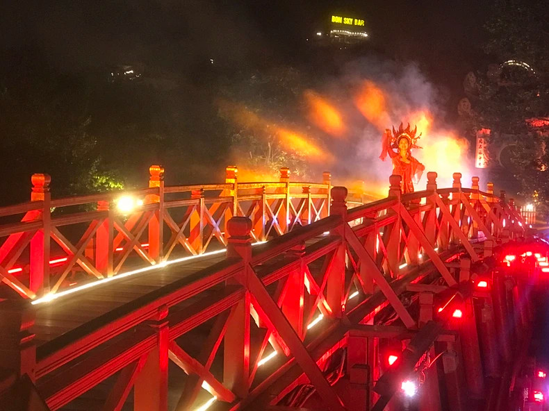 A performance on The Huc bridge of the temple as part of the programme (Photo: NDO)