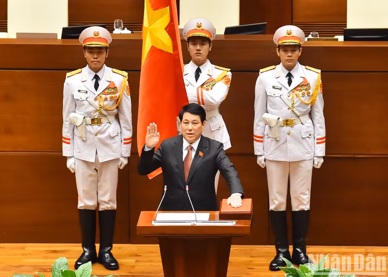 Comrade Luong Cuong takes the oath of office as President of the Socialist Republic of Vietnam for the 2021-2026 term.