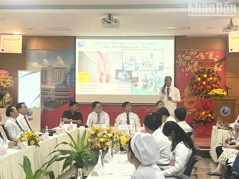 PCC Secretary Nguyen Trong Nghia works with Tu Du Hospital. (Photo: NDO)