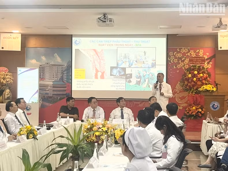 PCC Secretary Nguyen Trong Nghia works with Tu Du Hospital. (Photo: NDO)