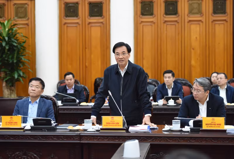 Minister, Head of the Government Office Tran Van Son speaks at the meeting