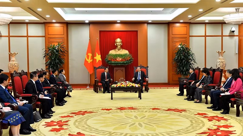 Party General Secretary To Lam (R) and Permanent member of the LPRP Central Committee’s Secretariat and State Vice President of Laos Bounthong Chitmany. (Photo: NDO)