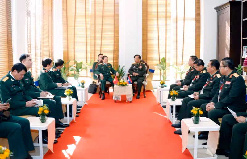 Chief of the General Staff of the Vietnam People’s Army (VPA) and Deputy Minister of National Defence Sen. Lieut. Gen. Nguyen Tan Cuong (L) and Lao Deputy Prime Minister and Minister of National Defence Gen. Chansamone Chanyalath. (Photo: VNA)