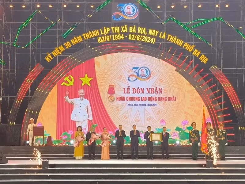 Ba Ria City receives the Labour Order, First Class. (Photo: NDO)