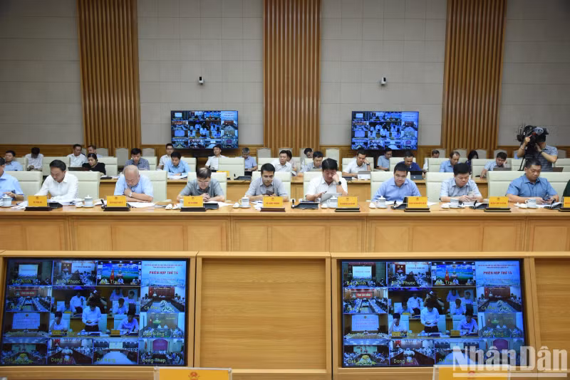 The meeting is held both in-person and online, connecting the Government Headquarters with centrally-run provinces and cities involved in key transport projects.