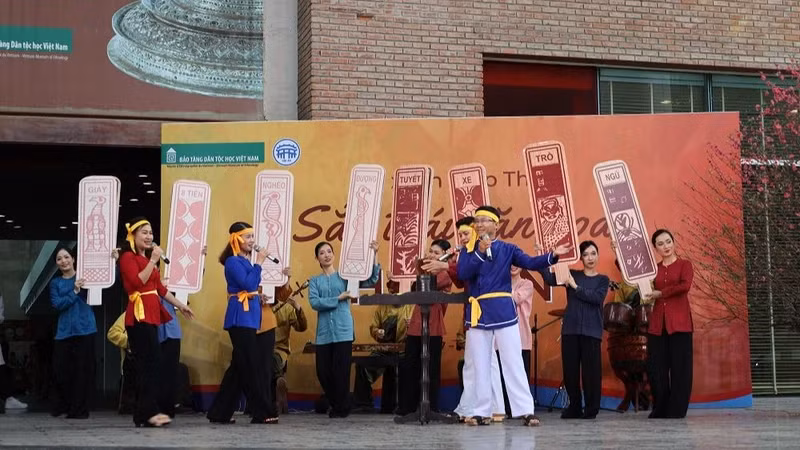 A performance of Bai choi singing at the museum (Photo courtesy of the Vietnam Museum of Ethnology) 