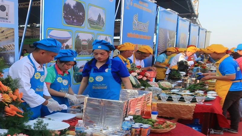 Teams are making dishes. (Photo: PHONG NGUYEN)