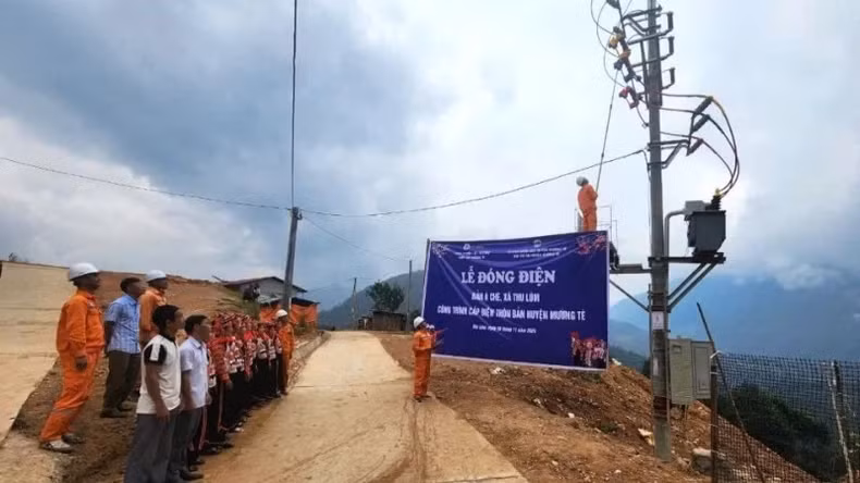 Electrification of A Che Hamlet in Thu Lum Commune completed in early November 2024.