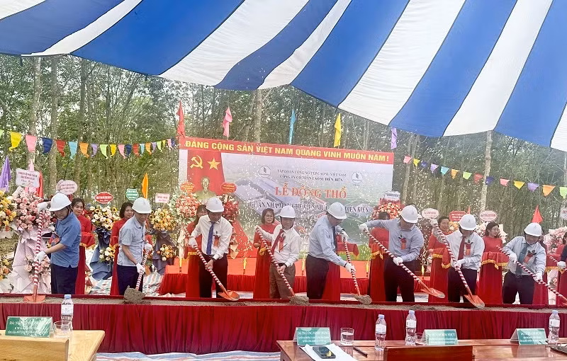 At the groundbreaking ceremony for the factory. (Photo: NDO)