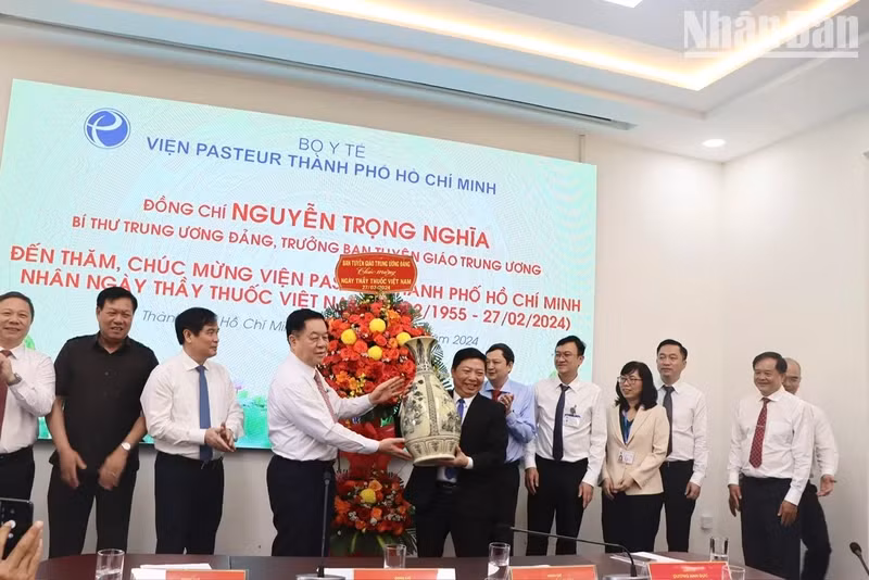 PCC Secretary Nguyen Trong Nghia congratulates medical workers at Pasteur Institute