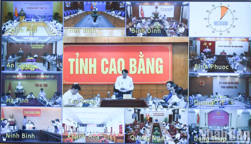 A representative from Cao Bang Province delivers a speech at the meeting.