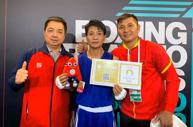 Boxer Vo Thi Kim Anh (centre) and coach Nguyen Nhu Cuong (left) and Thai expert Tawan Mungphingklang.(Photo: Hanoimoi.vn)