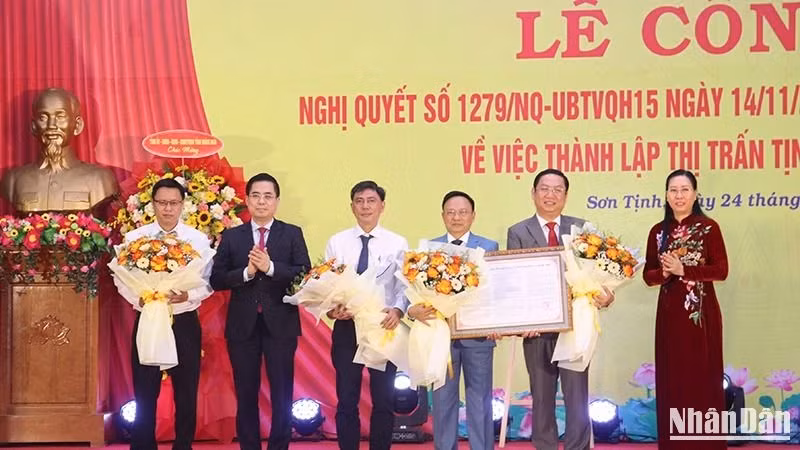 Leaders of Quang Ngai Province present Resolution No. 1279/NQ-UBTVQH15 of the National Assembly Standing Committee on the establishment of Tinh Ha Town.
