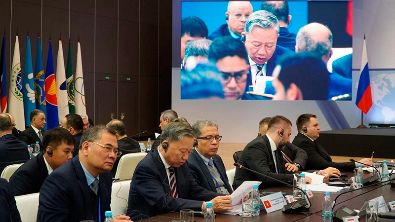 Minister of Public Security General To Lam speaks a the meeting. (Photo: Khac Long)