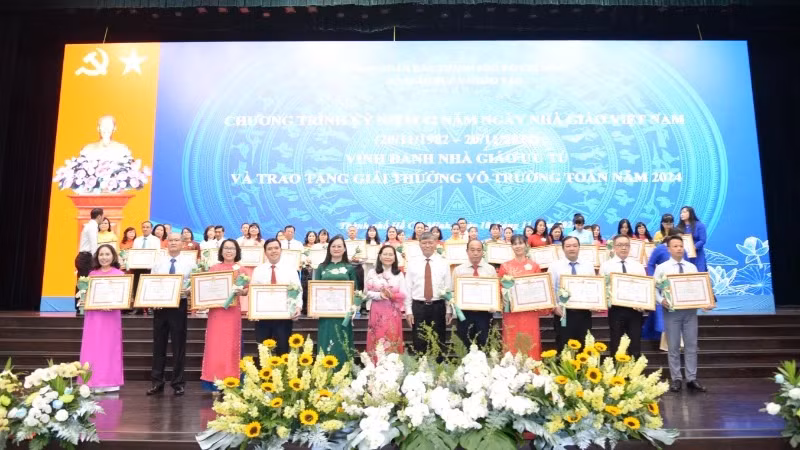 Teachers honoured at the ceremony. 