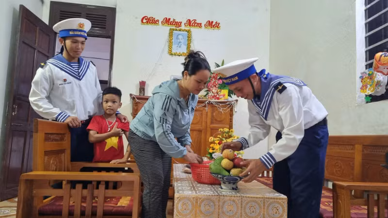 Soldiers and the family of Nguyen Thi My Hao prepare a fruit tray to welcome Tet.
