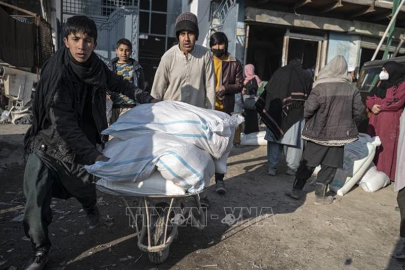 People are waiting to receive aid in Kabul, Afghanistan. (Illustrative image/ Photo:AFP/VNA)