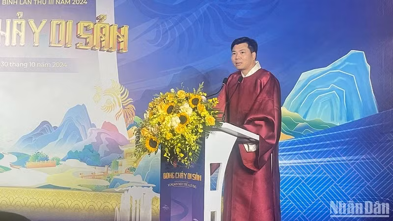 Director of Ninh Binh Department of Culture and Sports Nguyen Manh Cuong in traditional Vietnamese costume, speaks at the press conference. 