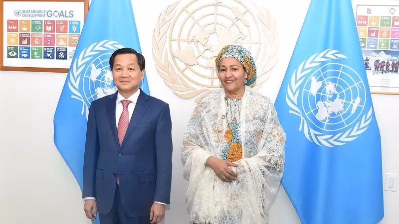 Deputy Prime Minister Le Minh Khai (L) and UN Deputy Secretary-General Amina Mohamme. (Photo: VNA)