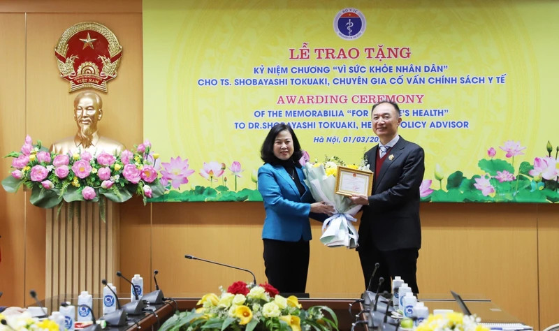 Minister of Health Dao Hong Lan presents the "For People's Health" Medal to Dr. Shobayashi Tokuaki.
