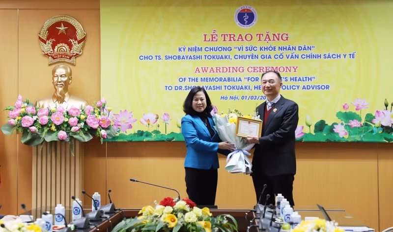 Minister of Health Dao Hong Lan presents the "For People's Health" Medal to Dr. Shobayashi Tokuaki.
