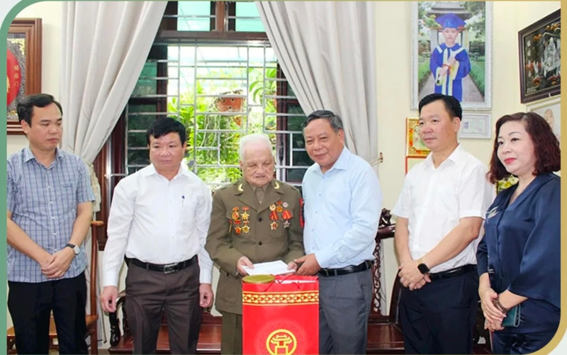 Representatives from Hanoi Party Committee visit and present gifts to Dang Van Tich.