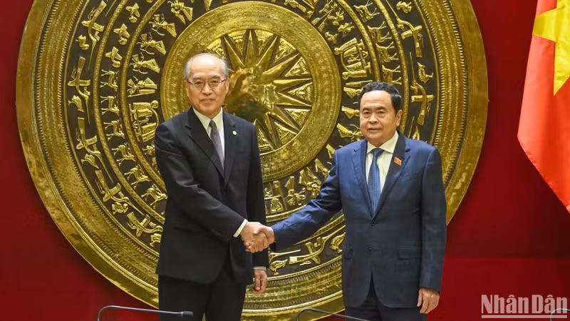 National Assembly (NA) Chairman Tran Thanh Man (right) and President and Chief Justice of the Supreme People's Court of China Zhang Jun (Photo: NDO)