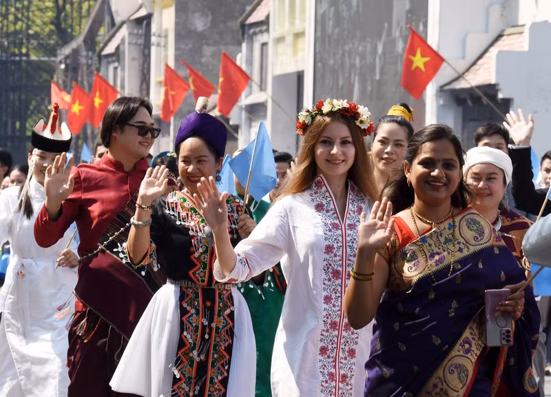 The event sees the participation of foreigners in Vietnam The event sees the participation of foreigners in Vietnam